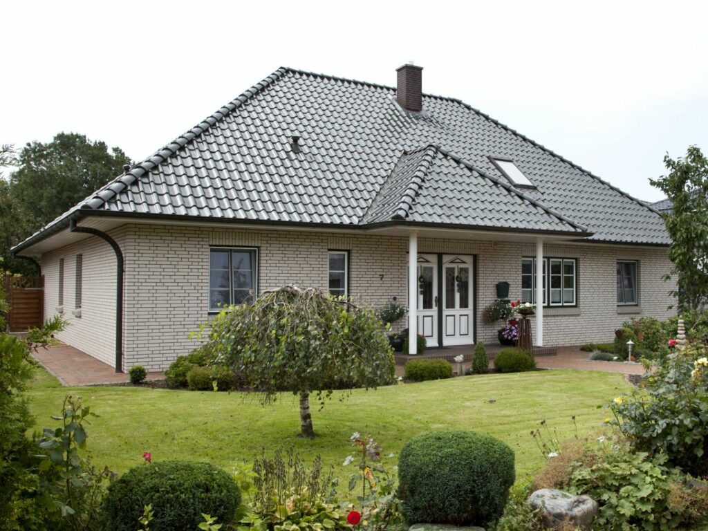 Bungalow mit Walmdach